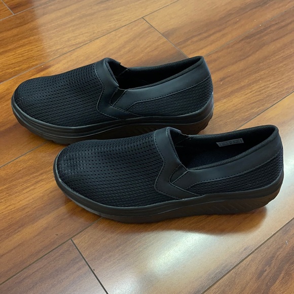 Super comfy black slip on shoes NEW - Picture 2 of 4